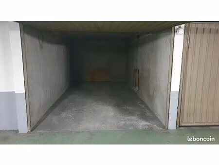 grand parking-box fermé 14 5 m2 notre-dame des champs