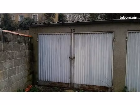 box / garde meubles - 23m2  65m3  hyper centre . idéal aussi motos velos scooter voiture a