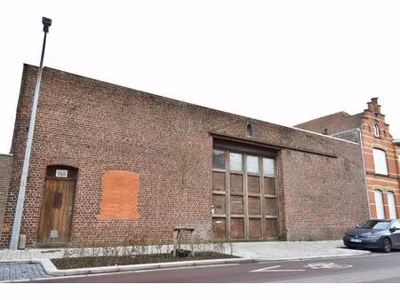 ruime opslag- en bedrijfsruimtes van in totaal 1.459 m² op een perceel van 3.467 m² met ve