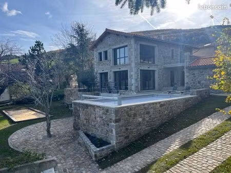 maison en pierre avec piscine