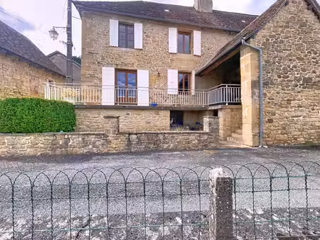 périgord vert : grande bâtisse rénovée de 155 m2 et 80 m2 de dépendances.