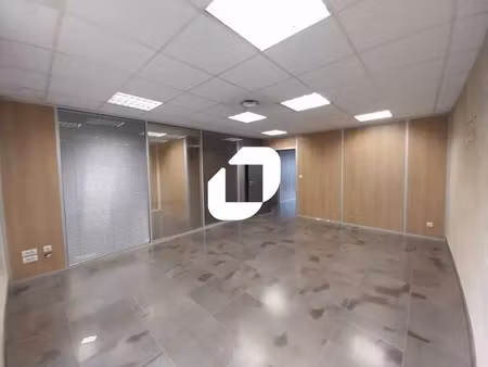 bureaux open space ou avec cloisons et parking