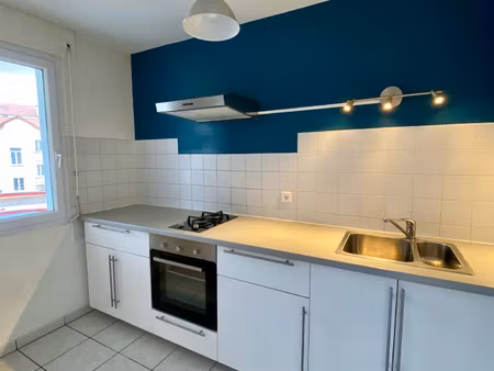 t2 près des bords d'allier avec balcon et parking