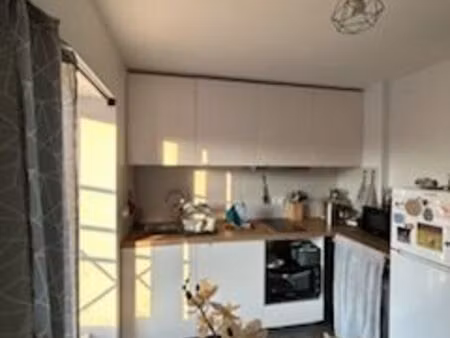 f2 en duplex rénové avec parking et extérieur