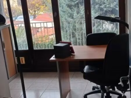 bureaux à louer dans cour intérieure avec parking