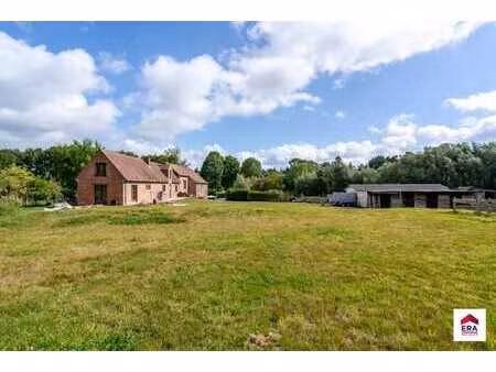 propriété unique avec maison  prairie et 8boxes pour chevaux