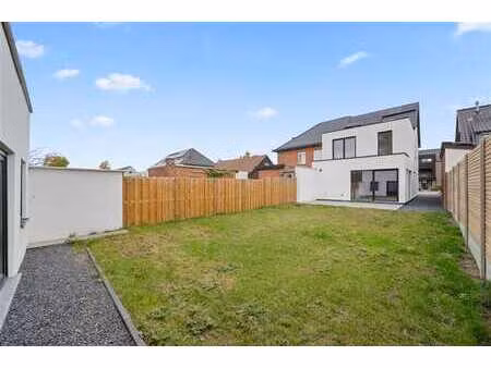 bâtiment mitoyen de 4 pièces  bureau et annexe