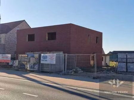 halfopen nieuwbouwwoning met 3 slaapkamers en prachtig pe...