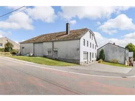 spacieuse bâtisse sur plus de 14 ares  gros potentiel !