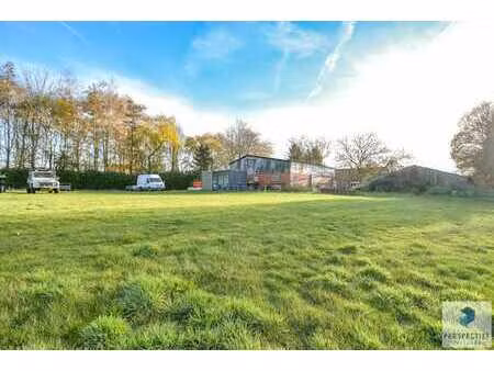 landelijke woning met een magazijn  schuur en weide op 10...