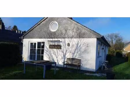 charmante maison 3 façades de plain-pied à 5555 bièvre