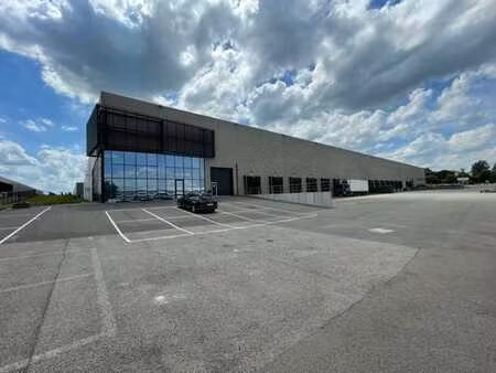 entrepôt de 4.373m² avec 187m² de bureaux