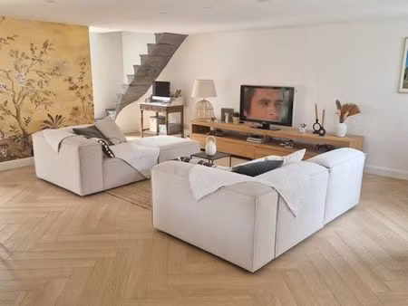 maison de bourg rénovée à - 170m2 - beaux volumes -lumineuse