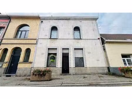 grande maison en pierre avec jardin et garage à bruyelle