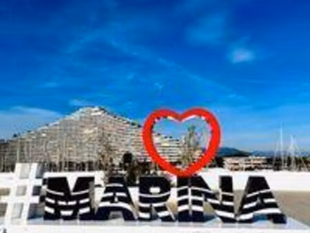 aire de stationnement ferme