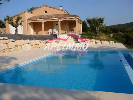 villa avec piscine dans la nature