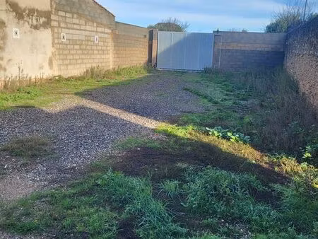 terrain constructible entièrement clôturé