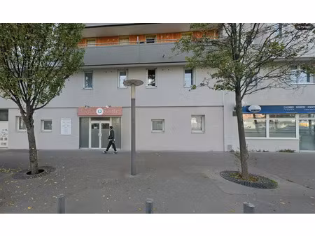 local commercial 136.3 m2  extraction et terrasse possibles  linéaire façade 17 m.