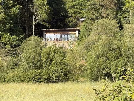 maison au bord de la rivière et chalet sur un grand domaine