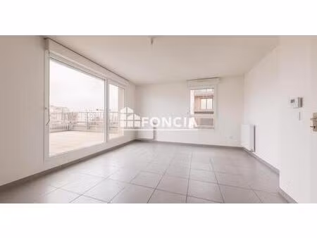 t2 45m2 lumineux avec terrasse 16.50m2 et garage – proche place 1er mai