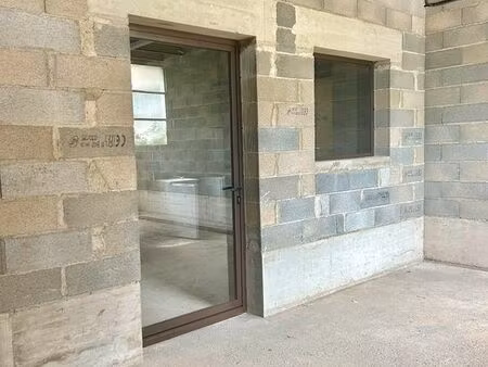 local professionnel sécurisé (45 m²)