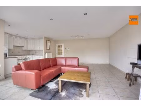 gelijkvloers appartement met tuin en parking in het centrum van meerbeek.