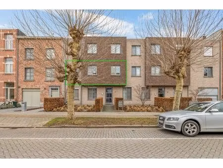 instapklaar recent appartement met 3 slaapkamers en terras op centrale locatie te schoten!