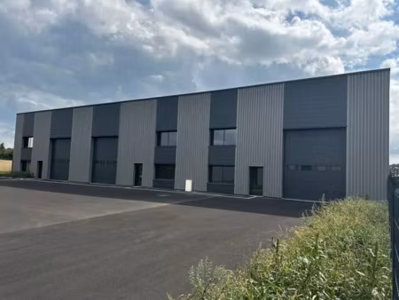 entrepot et bureau 307 m² a louer