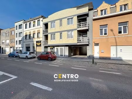 commercieel gelegen handelspand met inpandige garage!