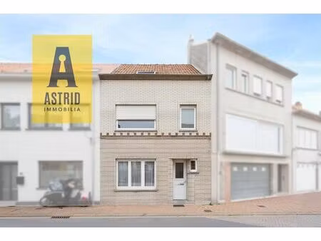 ruime rijwoning met 5 slaapkamers en tweewoonst-indeling op topligging in bredene