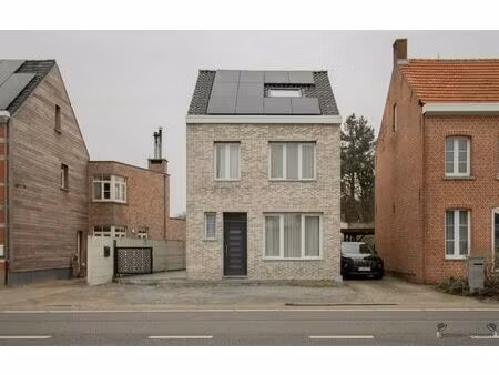 recent gerenoveerde woning met 4 slaapkamers op 580 m².
