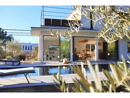 villa contemporaine avec piscine et jardin paysager 207 m² de
