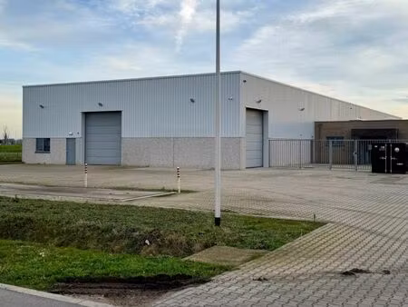 industrieel kmo gebouw (620m²)