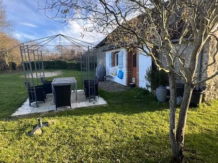 charmante maison de village indépendante avec deux chambres et une grande grange