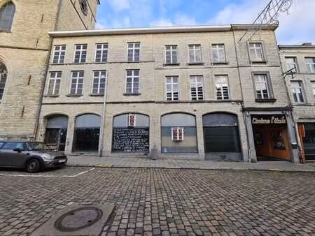 vaste immeuble commercial