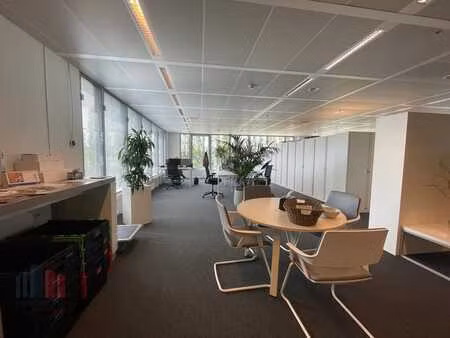 all-in bemeubelde kantoren met tal van faciliteiten nabij...