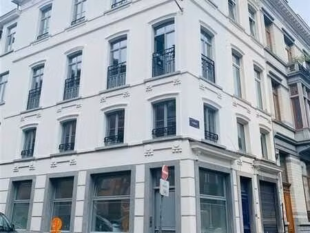 superbe rez commercial idéalement situé! a visiter!