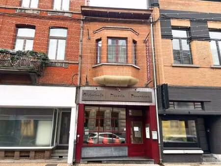 bel immeuble de caractère aménagé en restaurant