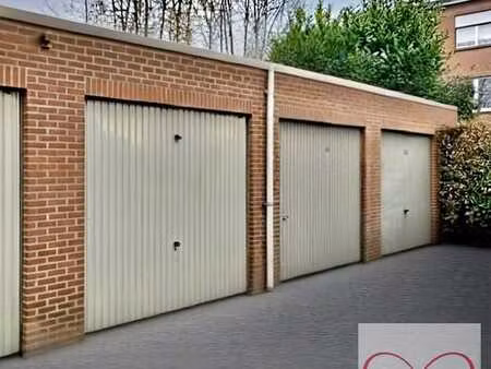 garage box fermé situé sur une allée de garages.