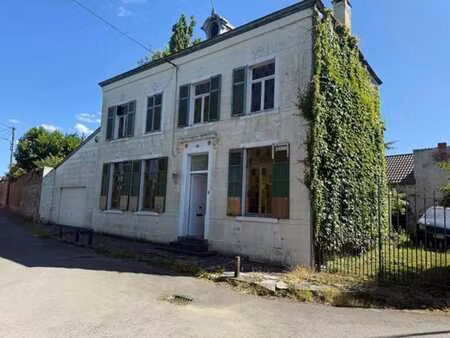 maison 4 faç avec passage latéral et beau jardin