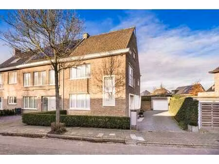 lichtrijke halfopen bebouwing met garage en ruime tuin