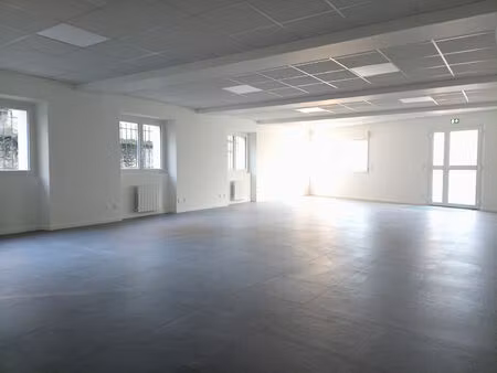 dourdan - local professionnel - commercial - bureaux - rez-de-chaussée - 93 m²