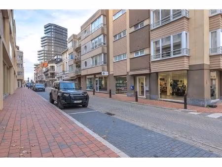 mooi handelspand (179 m²) met brede etalage te heist