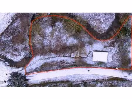 terrain avec chalet et étang dans un endroit bucolique