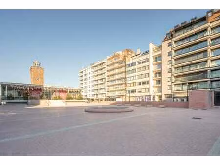 box de garage fermé et très bien situé sous la place du pha