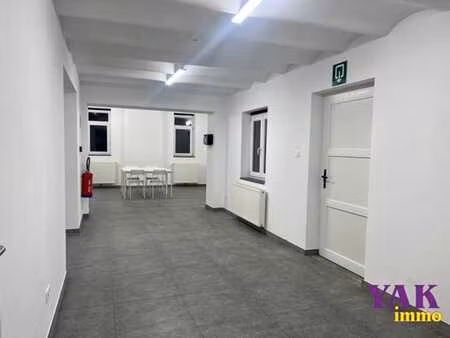 spacieux bureau avec terrasse et place de parking privative