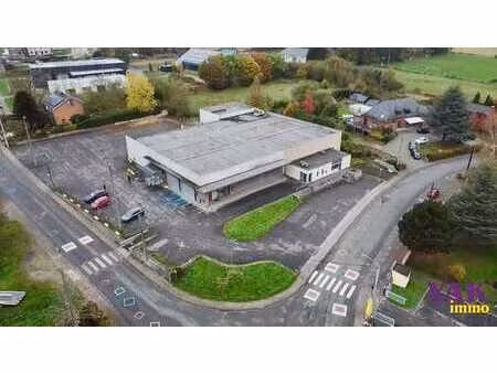 ensemble commercial avec 80 places de parking