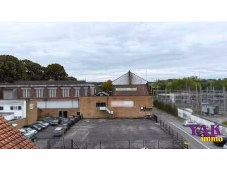 entrepôt de 380m² avec parking de 650m² dans un site sécuri