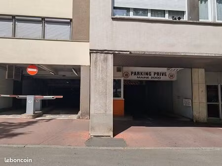 parking couvert entre 3 murs hyper centre
