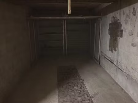 grand box fermé pour rangement et voiture dans résidence sécurisée linandes vertes